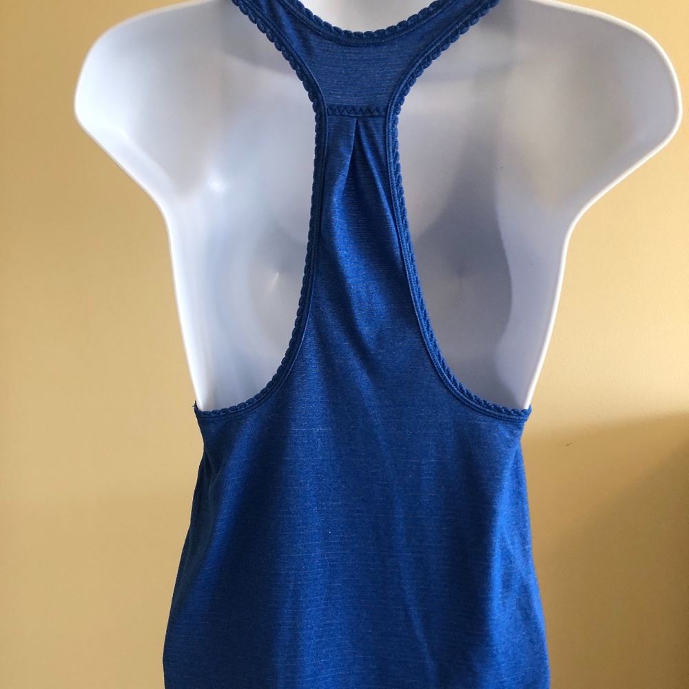 Workout top - Picture 2 of 3